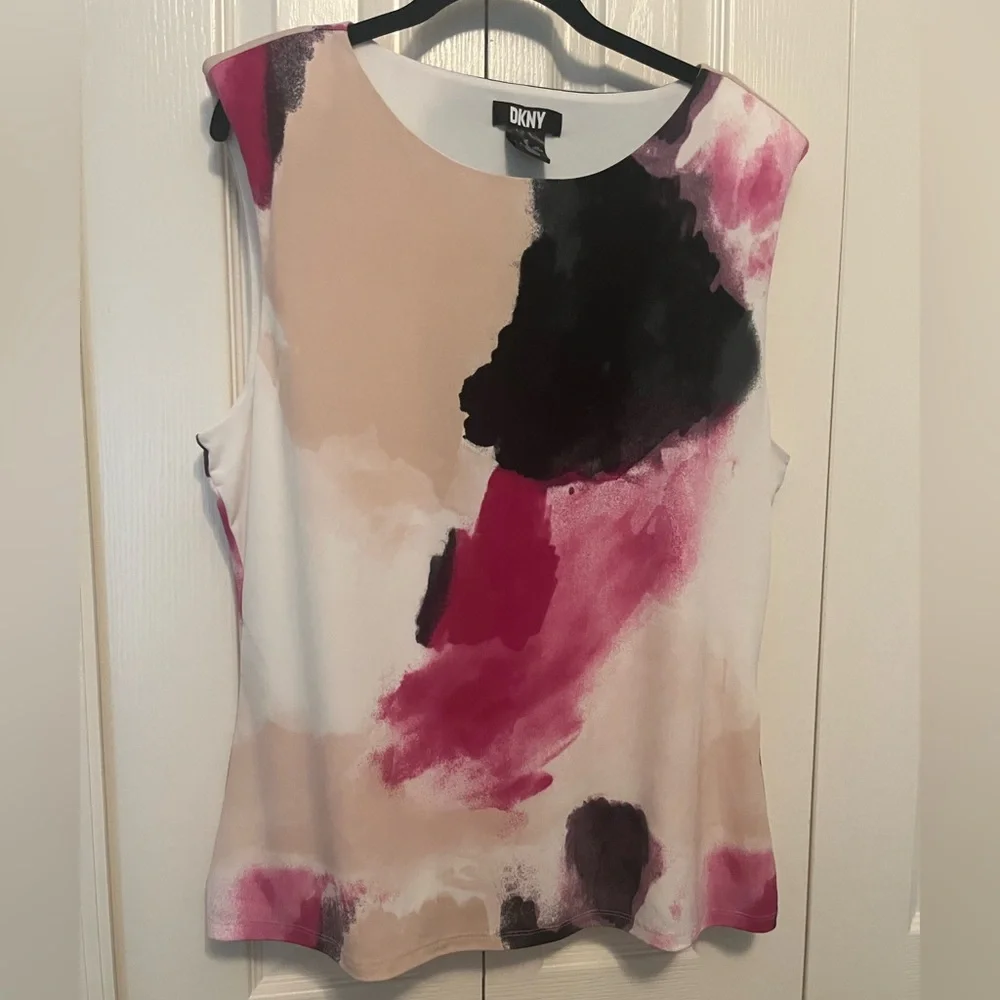 DKNY sleeveless top. With built in shoulder pads. Size XL - Picture 1 of 5